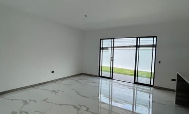 Casa de arriendo de 3 dormitorios en Tumbaco por estrenar