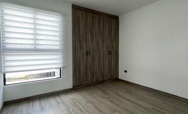 Casa de arriendo de 3 dormitorios en Tumbaco por estrenar