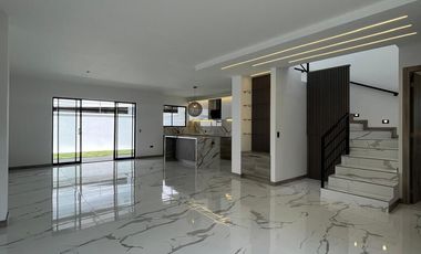 Casa de arriendo de 3 dormitorios en Tumbaco por estrenar