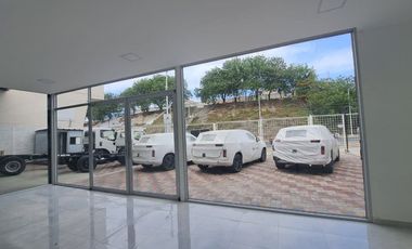 local comercial de venta con showroom en tarqui