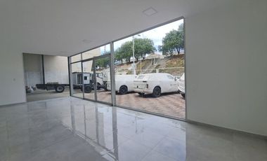 local comercial de venta con showroom en tarqui