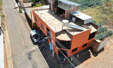 casa con negocio en funcionamiento