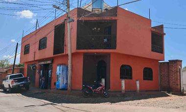 casa con negocio en funcionamiento
