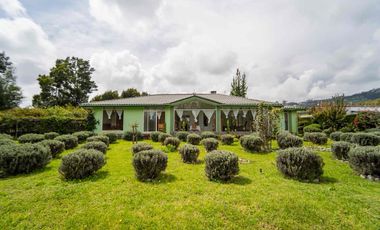 CASA CON TERRENO EN VENTA -QUICHINCHE