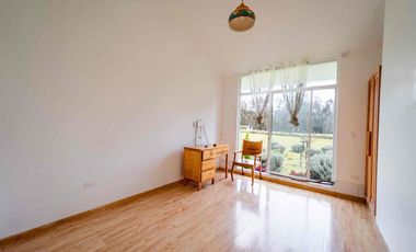 CASA CON TERRENO EN VENTA -QUICHINCHE