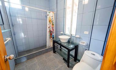 CASA CON TERRENO EN VENTA -QUICHINCHE