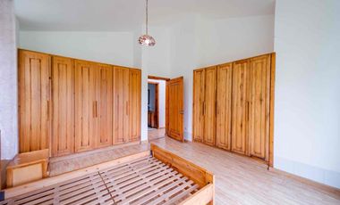 CASA CON TERRENO EN VENTA -QUICHINCHE