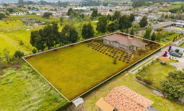 CASA CON TERRENO EN VENTA -QUICHINCHE