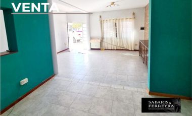 Casa en Venta de 3 Habitaciones y 2 Baños con Cochera y Amplio Patio