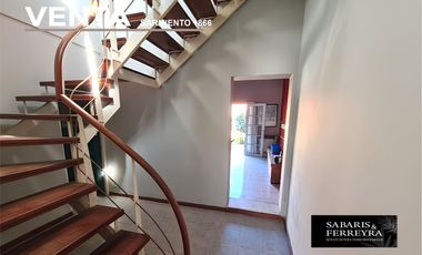 Casa en Venta de 3 Habitaciones y 2 Baños con Cochera y Amplio Patio