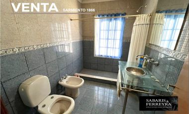 Casa en Venta de 3 Habitaciones y 2 Baños con Cochera y Amplio Patio