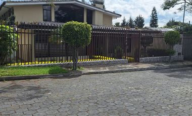 VENTA CASA EN URBANIZACIÓN SECTOR CUMBAYA