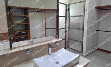RENTA CASA EN RESIDENCIAL CUMBRES CANCÚN, 3 RECÁMARAS, ALBERCA, AMENIDADES, SEGURIDAD 24 HORAS.