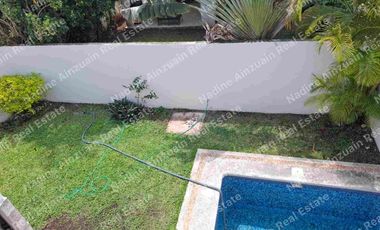 RENTA CASA EN RESIDENCIAL CUMBRES CANCÚN, 3 RECÁMARAS, ALBERCA, AMENIDADES, SEGURIDAD 24 HORAS.