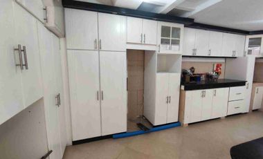 En venta, casa de 5 habitaciones Guardianía permanente y alícuota de 25 dólares. En Cochapamba.