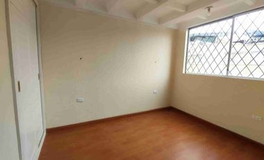 En venta, casa de 5 habitaciones Guardianía permanente y alícuota de 25 dólares. En Cochapamba.