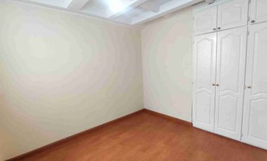 En venta, casa de 5 habitaciones Guardianía permanente y alícuota de 25 dólares. En Cochapamba.