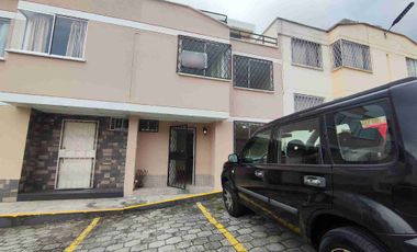 En venta, casa de 5 habitaciones Guardianía permanente y alícuota de 25 dólares. En Cochapamba.