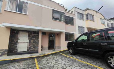 En venta, casa de 5 habitaciones Guardianía permanente y alícuota de 25 dólares. En Cochapamba.