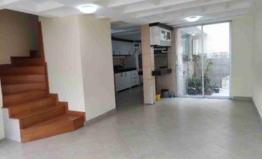 En venta, casa de 5 habitaciones Guardianía permanente y alícuota de 25 dólares. En Cochapamba.