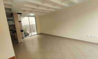 En venta, casa de 5 habitaciones Guardianía permanente y alícuota de 25 dólares. En Cochapamba.