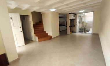 En venta, casa de 5 habitaciones Guardianía permanente y alícuota de 25 dólares. En Cochapamba.