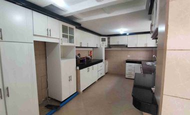 En venta, casa de 5 habitaciones Guardianía permanente y alícuota de 25 dólares. En Cochapamba.