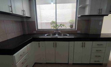 En venta, casa de 5 habitaciones Guardianía permanente y alícuota de 25 dólares. En Cochapamba.
