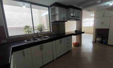 En venta, casa de 5 habitaciones Guardianía permanente y alícuota de 25 dólares. En Cochapamba.
