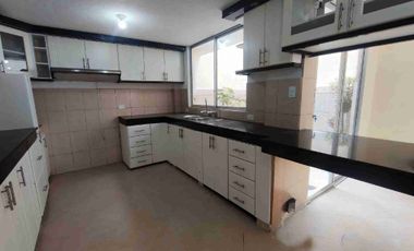 En venta, casa de 5 habitaciones Guardianía permanente y alícuota de 25 dólares. En Cochapamba.