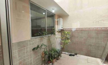 En venta, casa de 5 habitaciones Guardianía permanente y alícuota de 25 dólares. En Cochapamba.