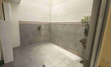 En venta, casa de 5 habitaciones Guardianía permanente y alícuota de 25 dólares. En Cochapamba.