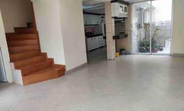 En venta, casa de 5 habitaciones Guardianía permanente y alícuota de 25 dólares. En Cochapamba.