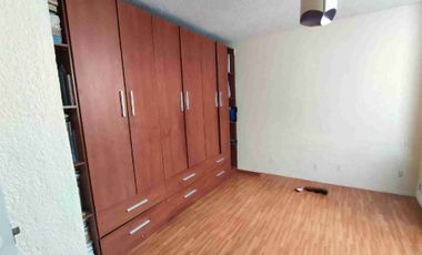 En venta, casa de 5 habitaciones Guardianía permanente y alícuota de 25 dólares. En Cochapamba.