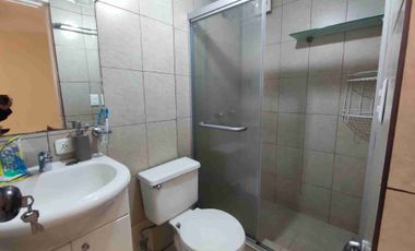 En venta, casa de 5 habitaciones Guardianía permanente y alícuota de 25 dólares. En Cochapamba.