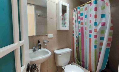 En venta, casa de 5 habitaciones Guardianía permanente y alícuota de 25 dólares. En Cochapamba.