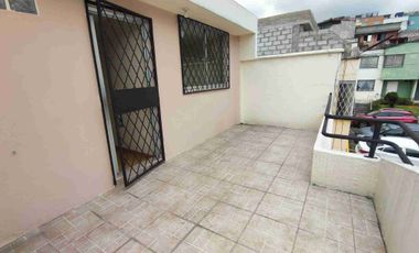 En venta, casa de 5 habitaciones Guardianía permanente y alícuota de 25 dólares. En Cochapamba.