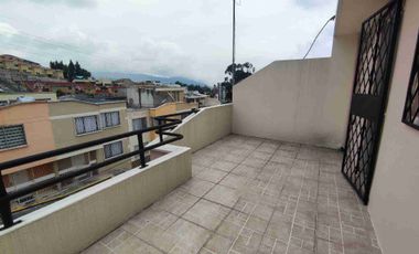En venta, casa de 5 habitaciones Guardianía permanente y alícuota de 25 dólares. En Cochapamba.