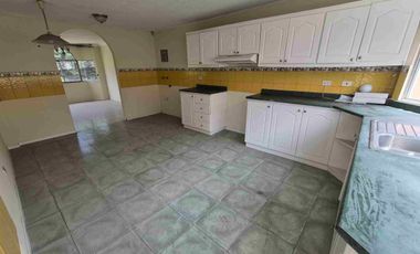 Casa de venta en conjunto cerrado, Carcelén, frente a Yambal. 141 m2. 3 habit.