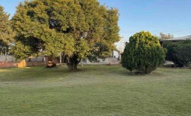 Terreno de 1,846 m2 con casa de una planta, en Lomas de Castillotla