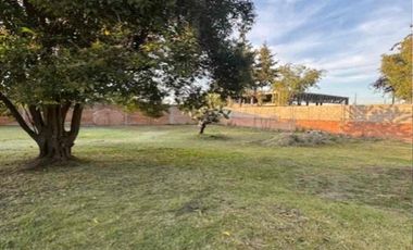 Terreno de 1,846 m2 con casa de una planta, en Lomas de Castillotla