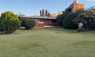 Terreno de 1,846 m2 con casa de una planta, en Lomas de Castillotla