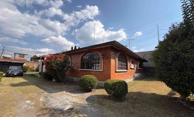 Terreno de 1,846 m2 con casa de una planta, en Lomas de Castillotla