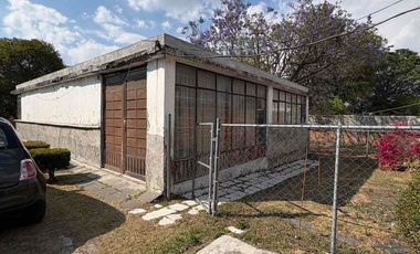 Terreno de 1,846 m2 con casa de una planta, en Lomas de Castillotla