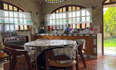 Terreno de 1,846 m2 con casa de una planta, en Lomas de Castillotla