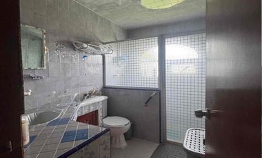 Terreno de 1,846 m2 con casa de una planta, en Lomas de Castillotla