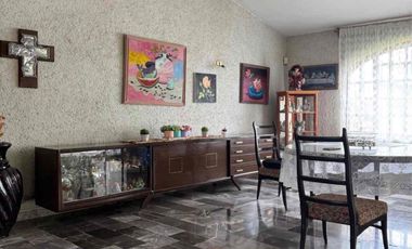 Terreno de 1,846 m2 con casa de una planta, en Lomas de Castillotla