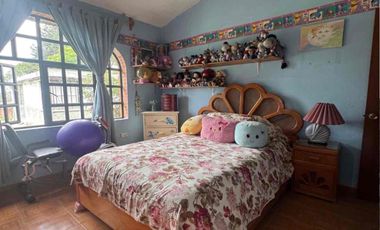Terreno de 1,846 m2 con casa de una planta, en Lomas de Castillotla
