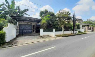Jual Rumah Strategis Pinggir Jalan Dekat Stasiun Halaman Luas