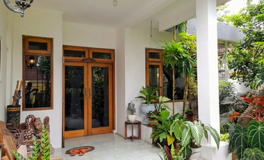 Jual Rumah Strategis Pinggir Jalan Dekat Stasiun Halaman Luas